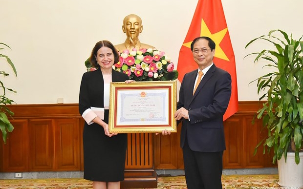 Bộ trưởng Ngoại giao Bùi Thanh Sơn trao Huân chương Hữu nghị tặng bà Robyn Mudie, Đại sứ Australia tại Việt Nam. (Nguồn: Baoquocte.vn)