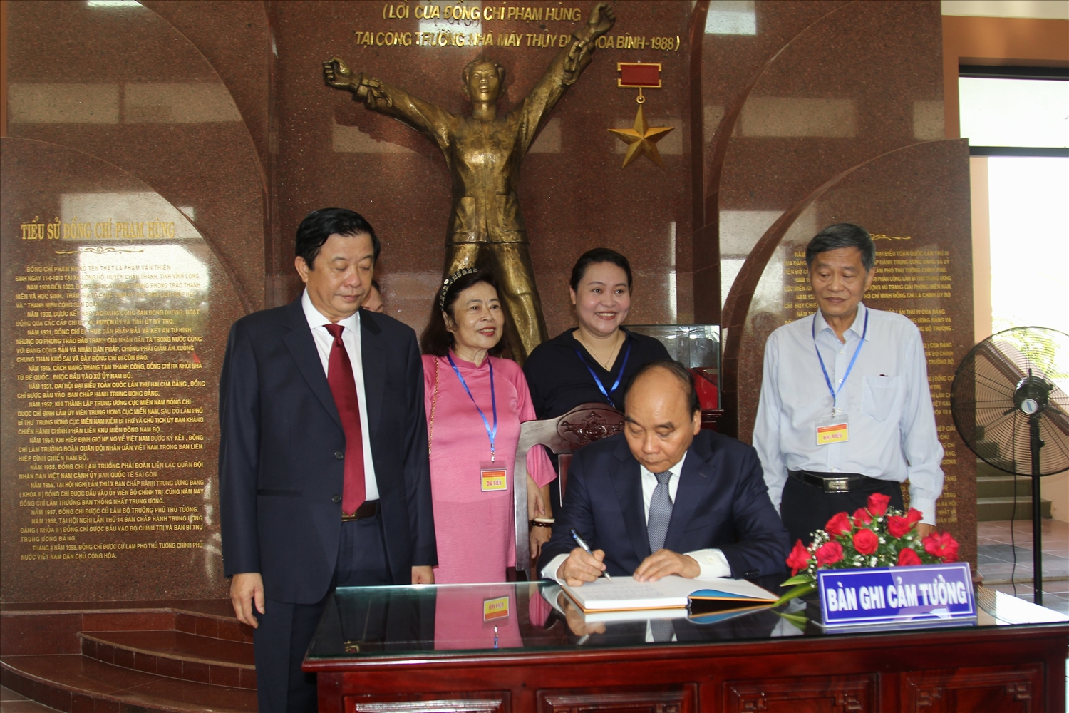 Chủ tịch nước Nguyễn Xuân Phúc ghi sổ lưu niệm tại Khu tưởng niệm Chủ tịch Hội đồng Bộ trưởng Phạm Hùng.