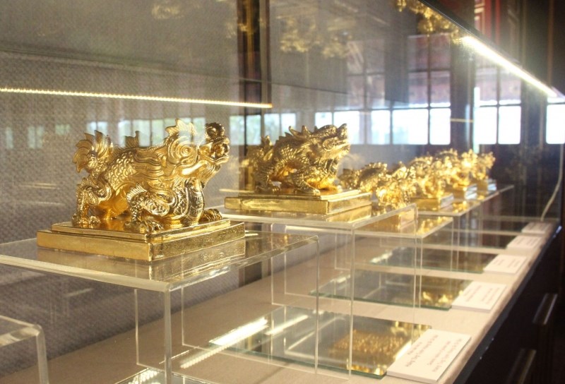 Độc đáo chiếc ấn làm bằng gốm thếp vàng, được chế tác dựa trên các tiêu bản Kim ấn triều Nguyễn