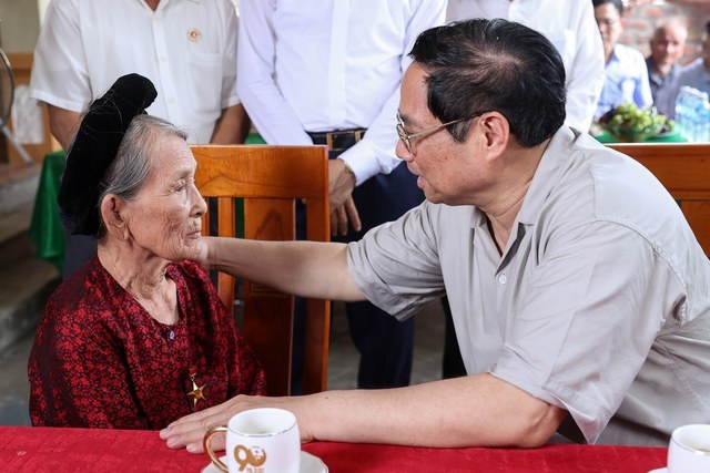 Thủ tướng Phạm Minh Chính thăm hỏi sức khỏe ân cần hỏi thăm sức khỏe và đời sống của Mẹ Việt Nam Anh hùng Nguyễn Thị Ả và gia đình - Ảnh: VGP/Nhật Bắc