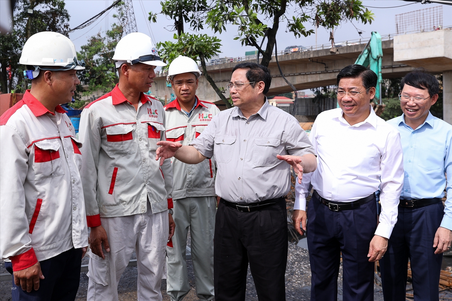 Thủ tướng trao đổi với các kỹ sư, công nhân đang thi công cầu Như Nguyệt. Ảnh VGP/Nhật Bắc