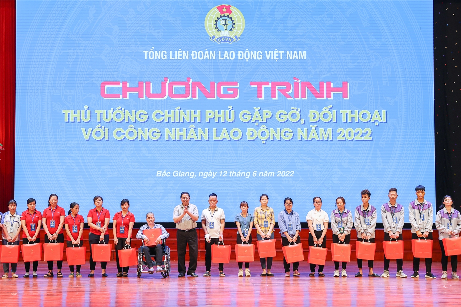 Thủ tướng Phạm Minh Chính tặng quà cho công nhân nghèo tỉnh Bắc Giang. Ảnh VGP/Nhật Bắc
