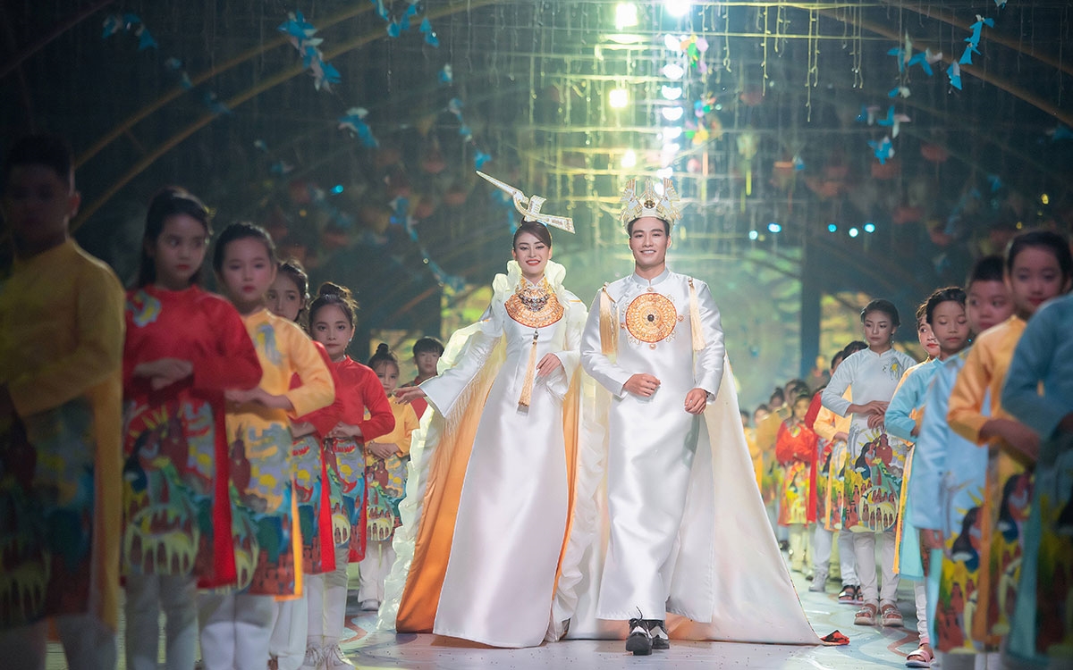 Bùi Xuân Đạt và Lý Kim Thảo trong mẫu thiết kế của nhà tạo mẫu Tạ Linh Nhân. 