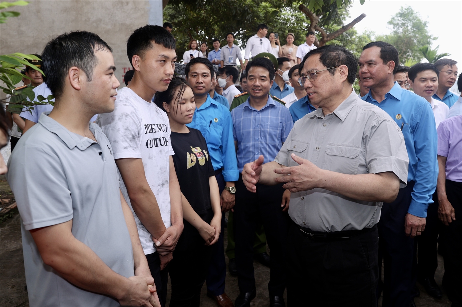 Thủ tướng Phạm Minh Chính hỏi thăm đời sống của công nhân lao động - Ảnh VGP/Nhật Bắc