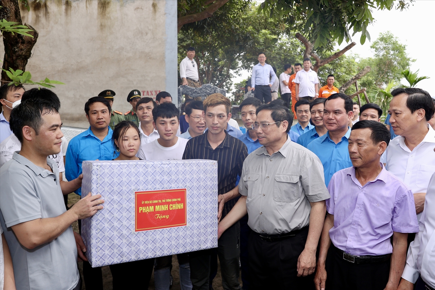 Thủ tướng Phạm Minh Chính thăm nơi ở và tặng quà công nhân khu công nghiệp trên địa bàn tỉnh Bắc Giang - Ảnh VGP/Nhật Bắc