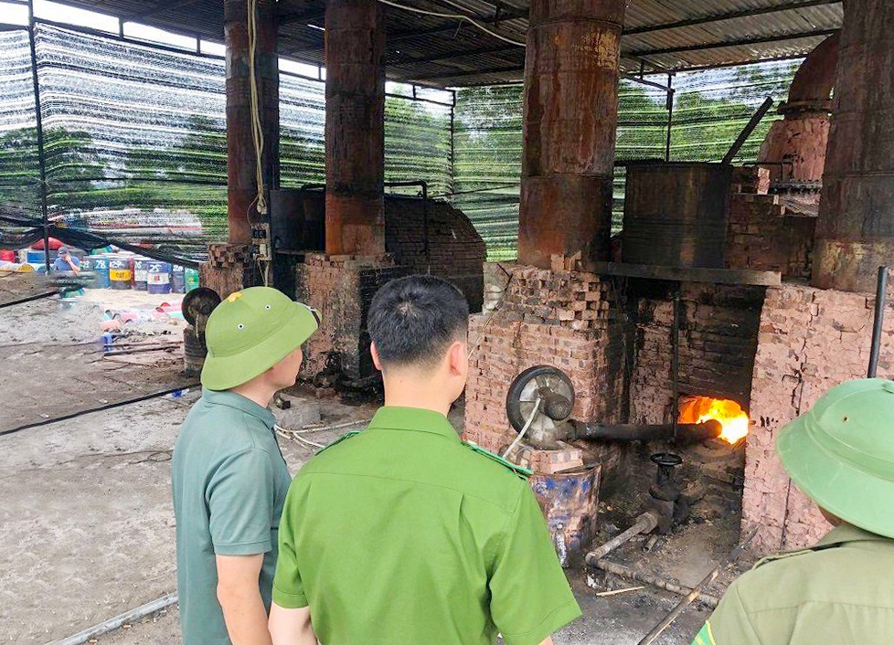 Lực lượng chức năng phát hiện cơ sở tái chế dầu nhớt trái phép tại xã Nghĩa Trung huyện Nghĩa Đàn