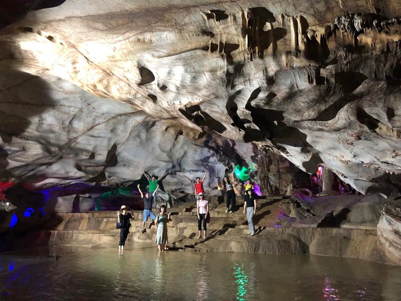 Du khách khám phá động Nàng Tiên (huyện Na Rì), một trong những hang động đẹp của tỉnh Bắc Kạn, nhưng vẫn cần điều chỉnh hướng đầu tư