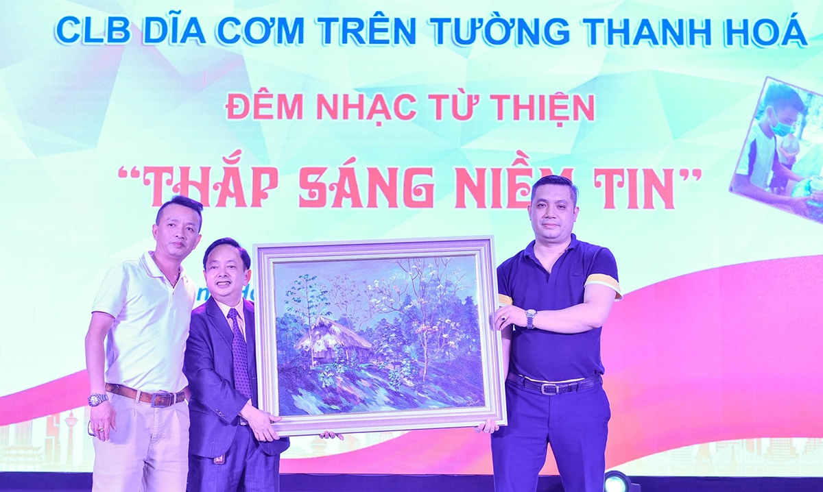 Đấu giá 2 bức tranh do các họa sĩ là hội viên Hội Mỹ thuật Việt Nam tặng