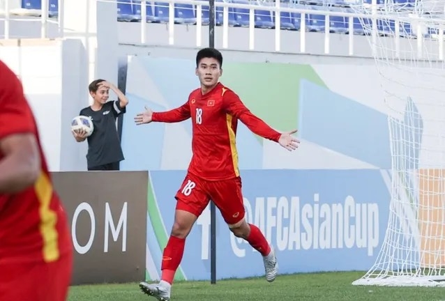 Nhâm Mạnh Dũng ghi bàn mở tỉ số trong trận đấu với U23 Malaysia tại VCK U23 Châu Á 2022 (Ảnh ITN)