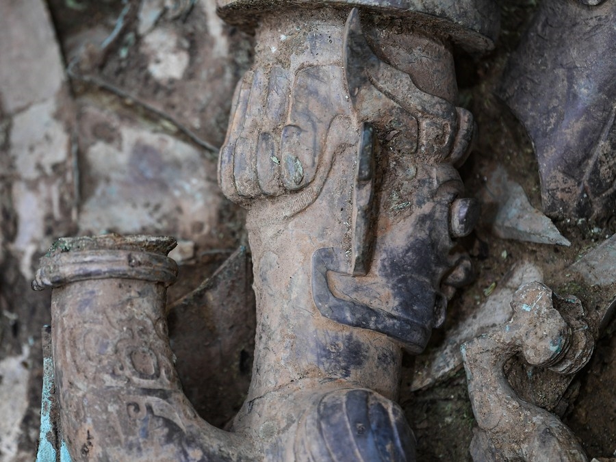 Một phần của tác phẩm điêu khắc bằng đồng có đầu người và thân rắn được khai quật từ hố hiến tế số 8 ở Tam Tinh Đôi (Ảnh: Xinhua)