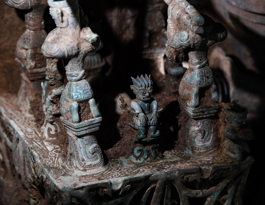 Bàn thờ bằng đồng được khai quật từ hố hiến tế số 8 tại di chỉ Tam Tinh Đôi ở tỉnh Tứ Xuyên, tây nam Trung Quốc (Ảnh: Xinhua)
