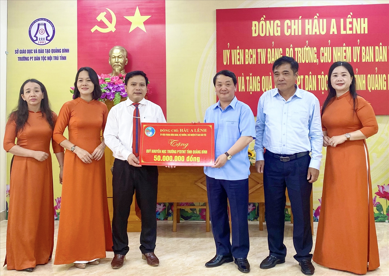 Bộ trương, Chủ nhiệm UBDT Hầu A Lềnh tặng 50 triệu đồng cho Quỹ khuyến học Trường PTDTNT tỉnh Quảng Bình