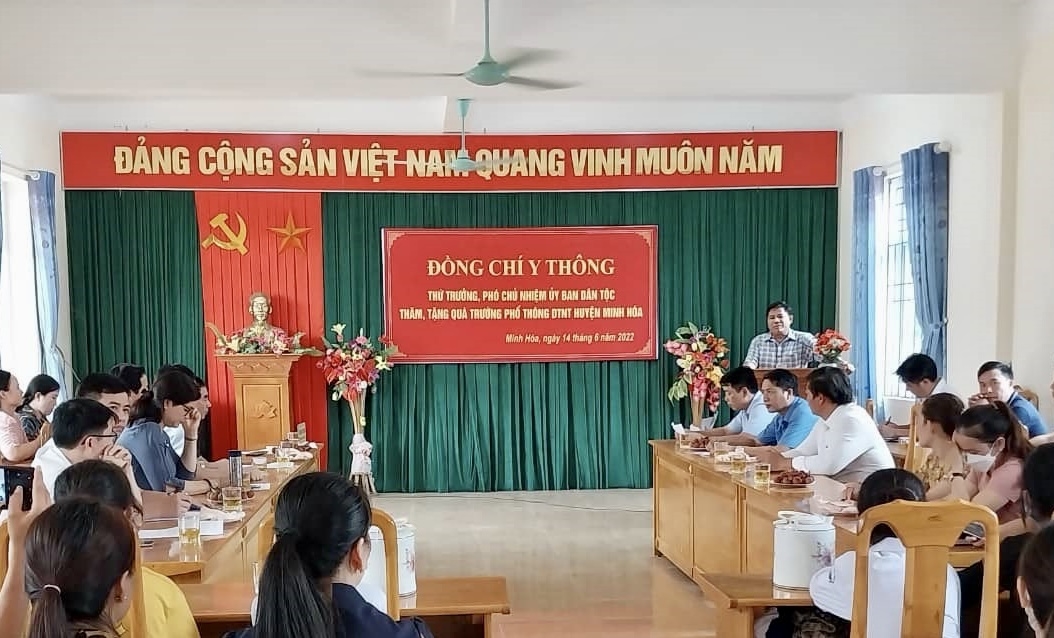 Thứ trưởng, Phó Chủ nhiệm Ủy ban Dân tộc Y Thông nói chuyện với thầy và trò Trường Phổ thông DTNT huyện Minh Hóa