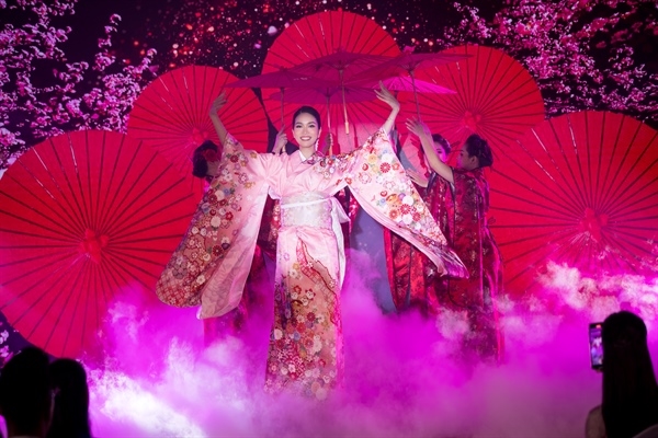 Phạm Ngọc Phương Anh khiến khán giả bất ngờ với màn múa yosakei truyền thống của đất nước Nhật Bản
