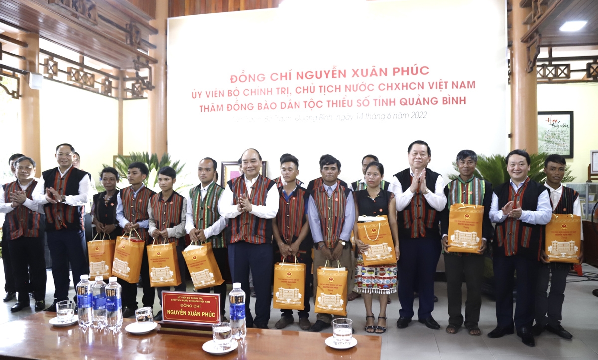 Chủ tịch nước Nguyễn Xuân Phúc và các đại biểu tặng quà cho đồng bào DTTS tỉnh Quảng Bình