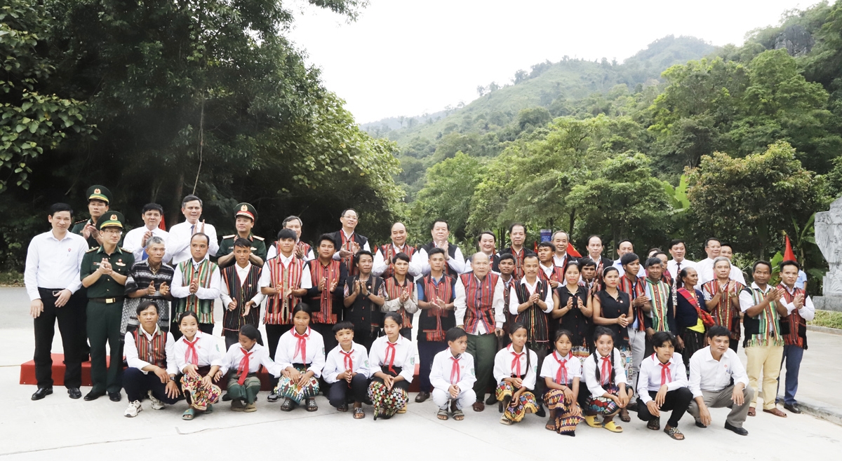 Chủ tịch nước Nguyễn Xuân Phúc và các đại biểu chụp ảnh lưu niệm cùng đồng bào DTTS, các em học sinh tại huyện Bố Trạch, tỉnh Quảng Bình