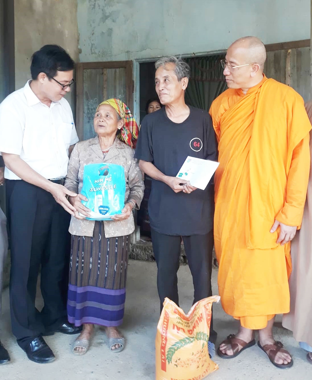 Đoàn đến thăm, tặng quà gia đình già làng Hồ Thanh Minh (xã Kim Thủy)