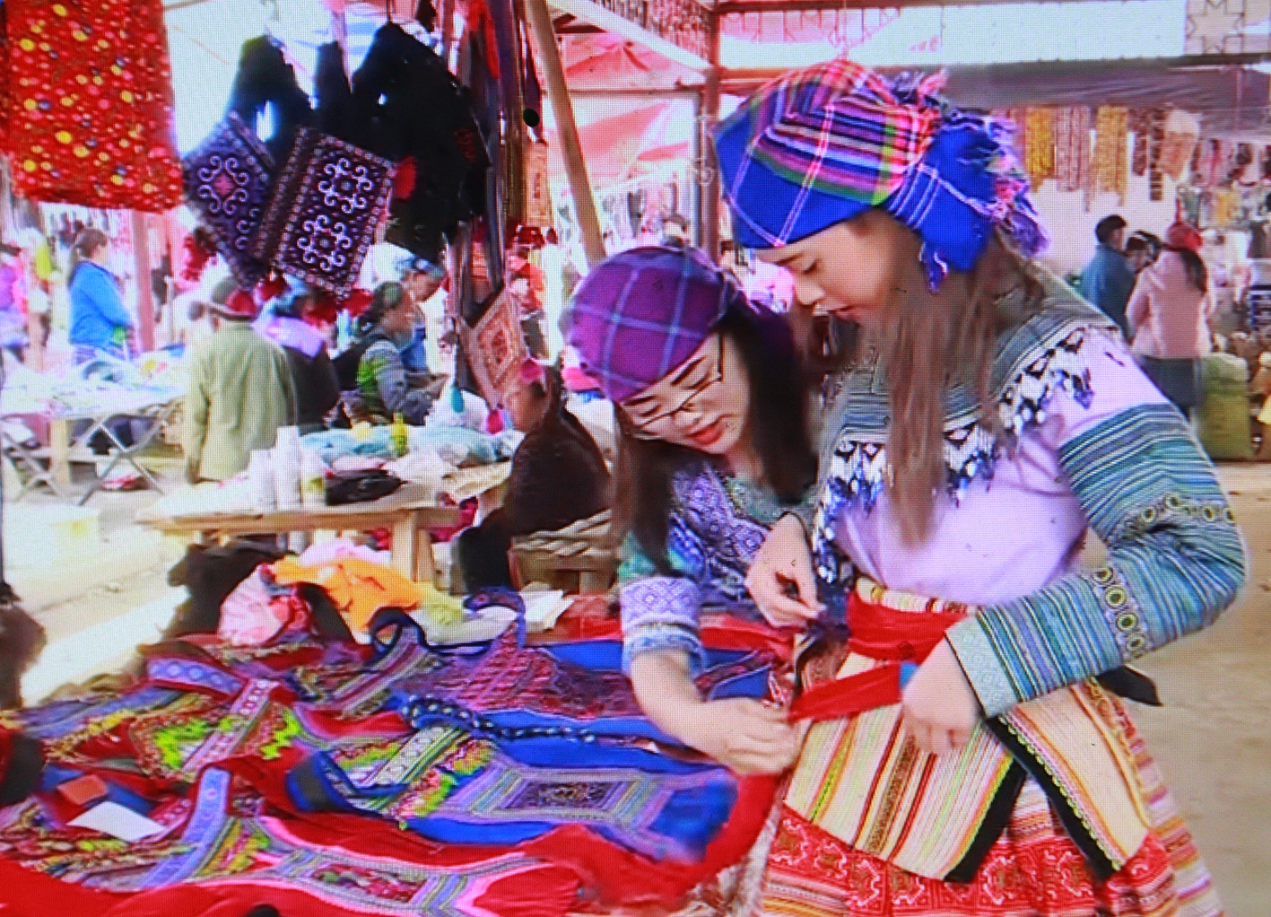 Đến Si Ma Cai dịp này du khách còn có dịp đi chợ phiên vùng cao, tham gia các hoạt động văn nghệ - thể thao dân tộc đặc sắc