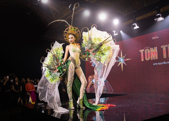 Bộ trang phục Tôm tre mỹ nghệ của Nguyễn Minh Khôi đạt giải Ba