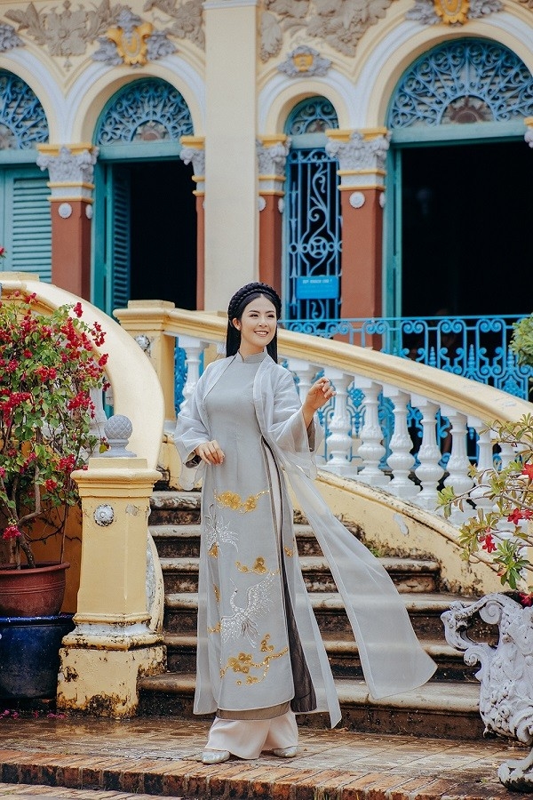 Hoa hậu Ngọc Hân khoe sắc cùng áo dài tự thiết kế ở nhà cổ miền Tây 2