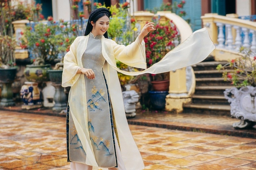 Hoa hậu Ngọc Hân khoe sắc cùng áo dài tự thiết kế ở nhà cổ miền Tây 4