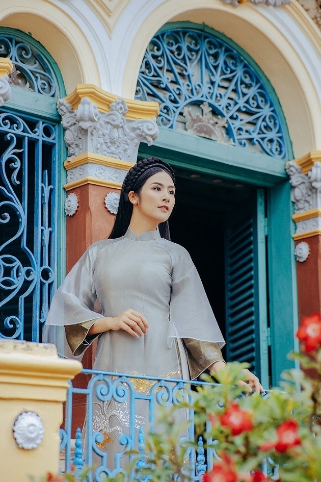 Hoa hậu Ngọc Hân khoe sắc cùng áo dài tự thiết kế ở nhà cổ miền Tây 5