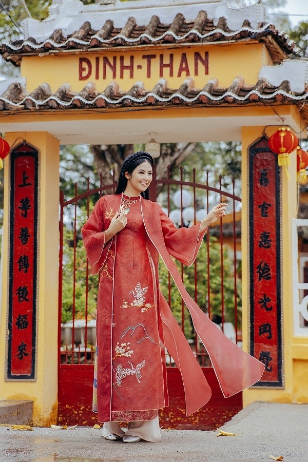 Hoa hậu Ngọc Hân khoe sắc cùng áo dài tự thiết kế ở nhà cổ miền Tây 7