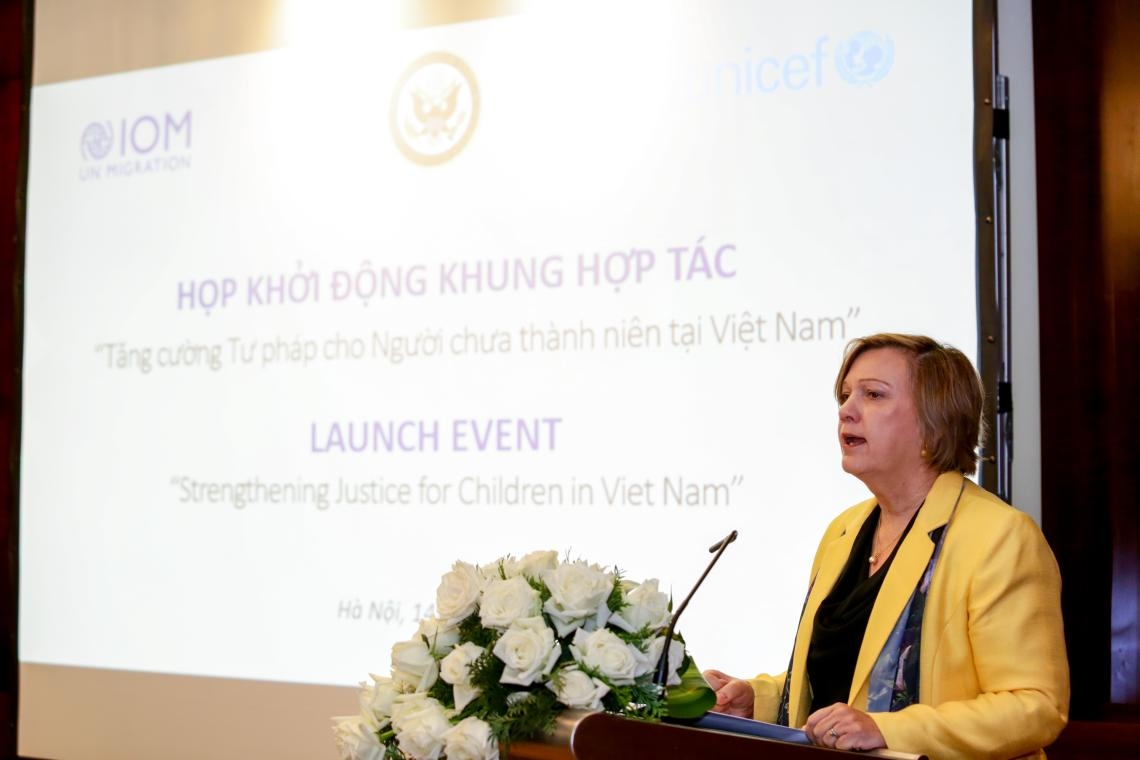 Bà Rana Flowers, Trưởng đại diện UNICEF phát biểu tại buổi lễ