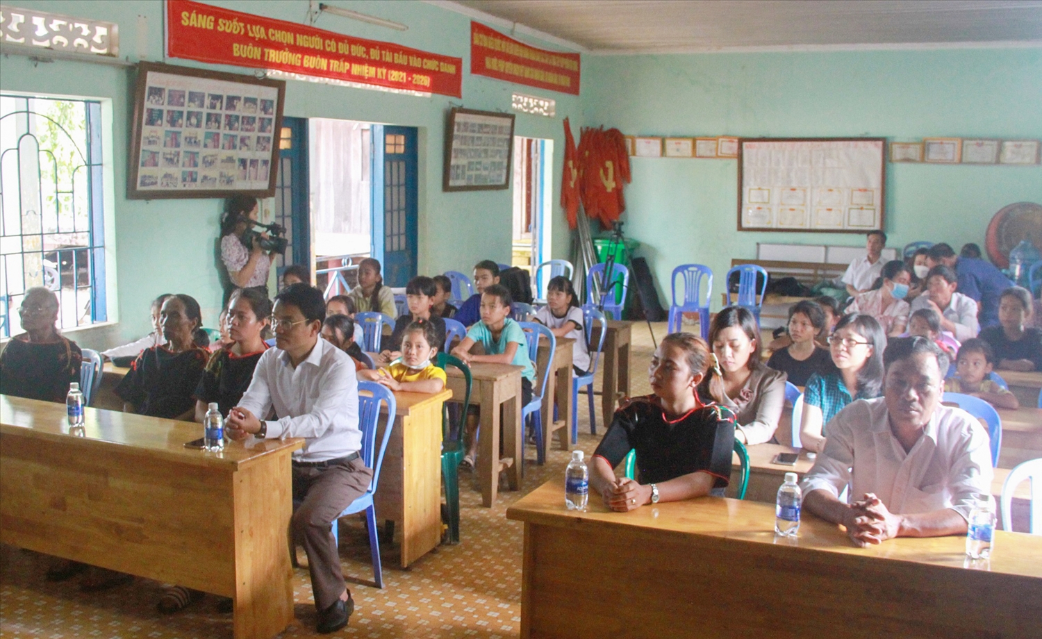 Lễ khai giảng lớp truyền dạy cồng chiêng cho trẻ em tại buôn Trấp, thị trấn Buôn Trấp