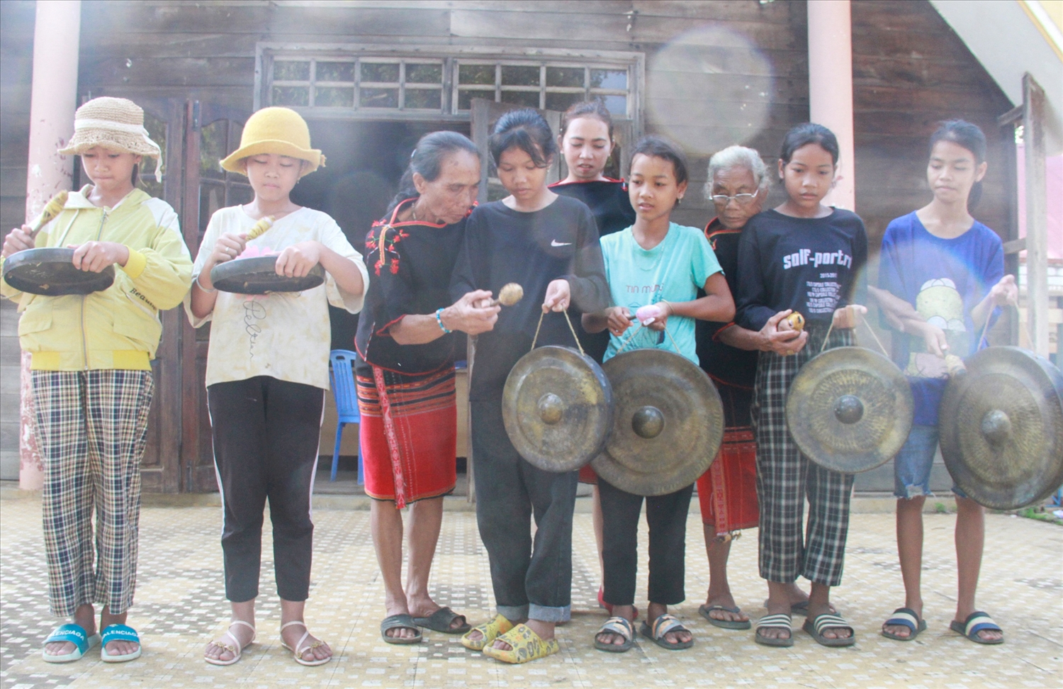 (TIN) Đắk Lắk mở 3 lớp truyền dạy cồng chiêng ở buôn làng 4