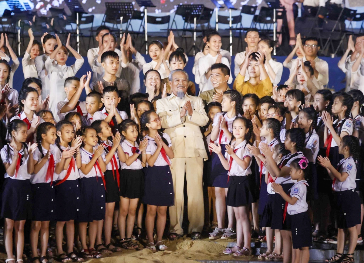 Tái hiện hình ảnh Bác Hồ về thăm Quảng Bình trong chương trình văn nghệ tại Lễ kỷ niệm. (Ảnh VOV)     