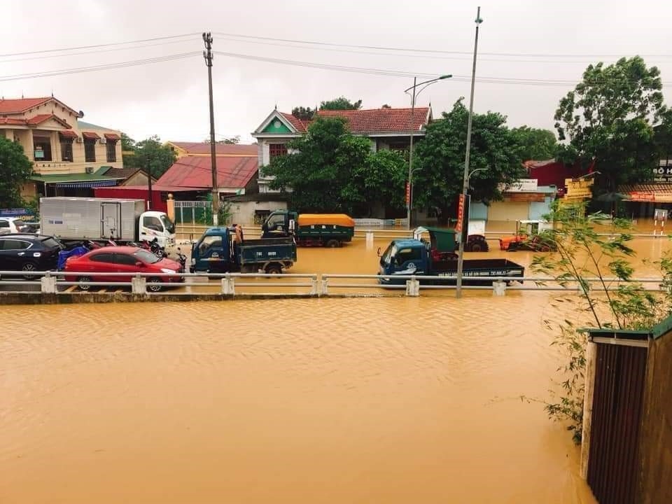 80% địa bàn huyện Lệ Thủy, tỉnh Quảng Bình thường xuyên bị ngập, có nơi ngập sâu (Trong ảnh là cầu Kiến Giang tại thị trấn Kiến Giang, huyện Lệ Thủy bị ngập nặng trong đợt mưa lũ năm 2020)