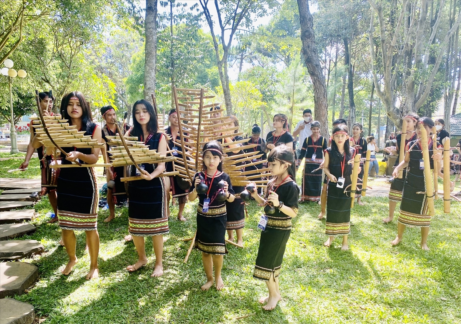 Trình diễn hòa nhạc cụ dân tộc của người Ba Na tại Ngày hội Văn hóa các DTTS tỉnh Gia Lai