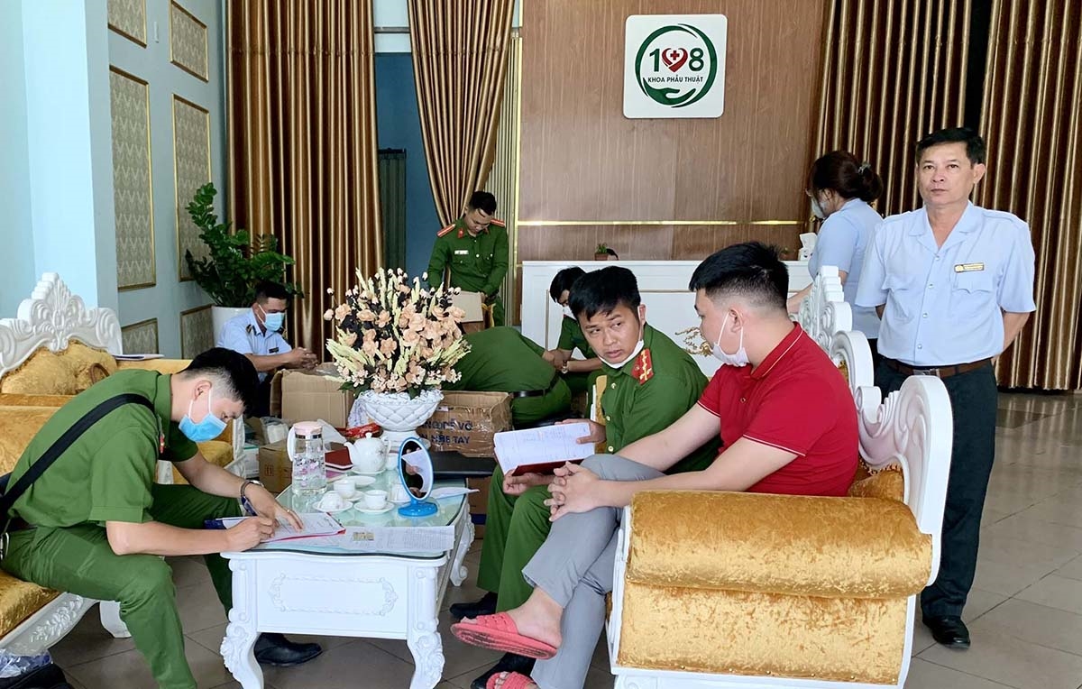 Lực lượng chức năng tiến hành kiểm tra Viện thẩm mỹ 108 - Cơ sở Gia Lai do ông Hà Văn Thuyên (áo đỏ) làm quản lý