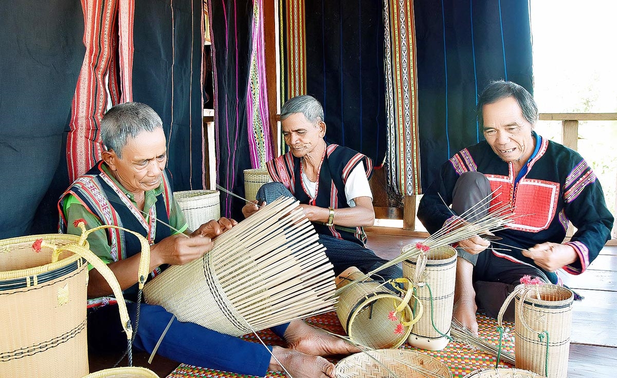 Nghề truyền thống đan lát của người Gia Rai ở xã Ia Mơ Nông