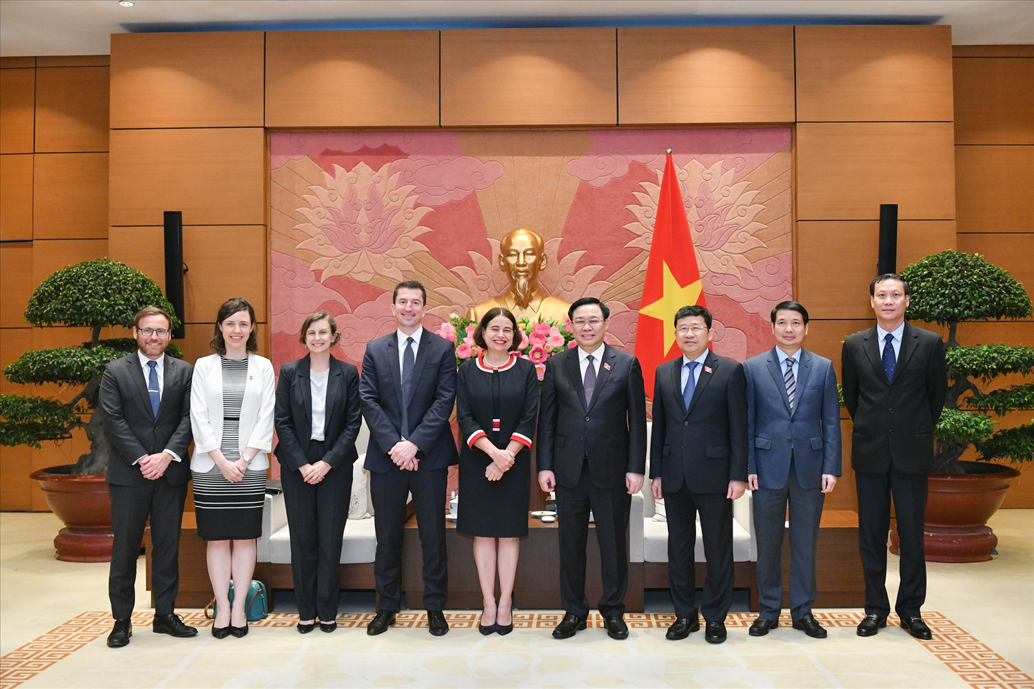 Chủ tịch Quốc hội Vương Đình Huệ chụp ảnh lưu niệm cùng Đại sứ Australia Robyn Mudie và các đại biểu.