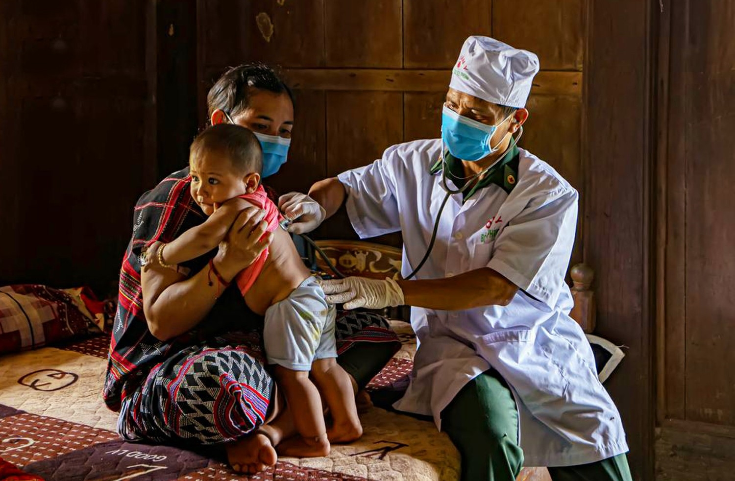 Bác sĩ quân y khám, chữa bệnh cho đồng bào dân tộc thiểu số _Nguồn: vapa.org.vn  
