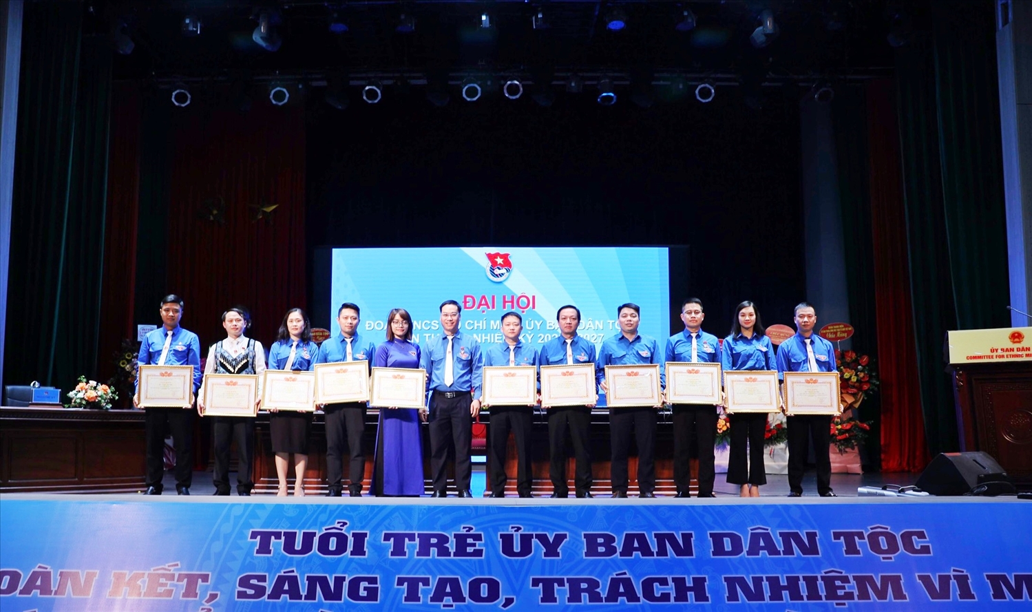 Tặng Bằng khen cho các đoàn viên Thanh niên UBDT có thành tích xuất sắc