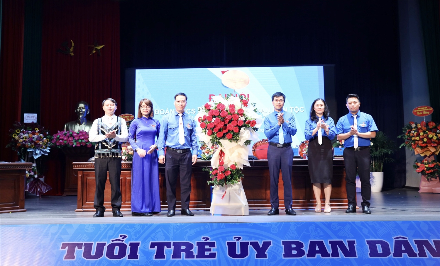 Ban Chấp hành Đoàn Thanh niên khóa XIII nhận hoa của Đoàn khối các cơ quan Trung ương