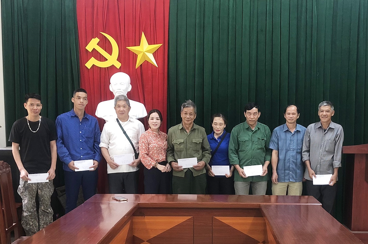 Trưởng Ban Dân tộc tỉnh Triệu Thị Thu Phương trao quà hỗ trợ cho Người có uy tín xã Hiệp Lực, huyện Ngân Sơn
