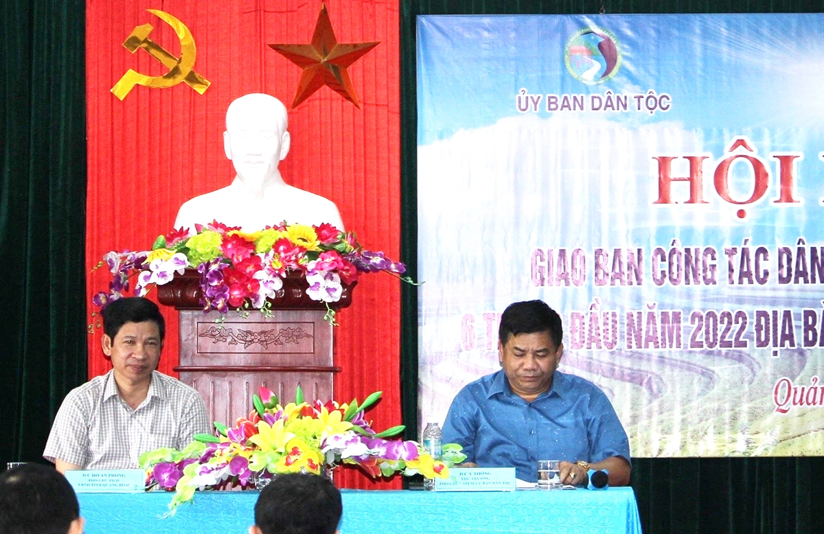 Thứ trưởng, Phó Chủ nhiệm Y Thông cùng Phó Chủ tịch UBND tỉnh Quảng Bình Hồ An Phong đồng chủ trì Hội nghị