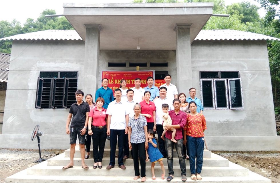 Đại diện các nhà hảo tâm tham gia khánh thành ngôi nhà tình nghĩa của gia đình anh Lê Văn Lực, xóm Đồng Nghè 2, xã Động Đạt