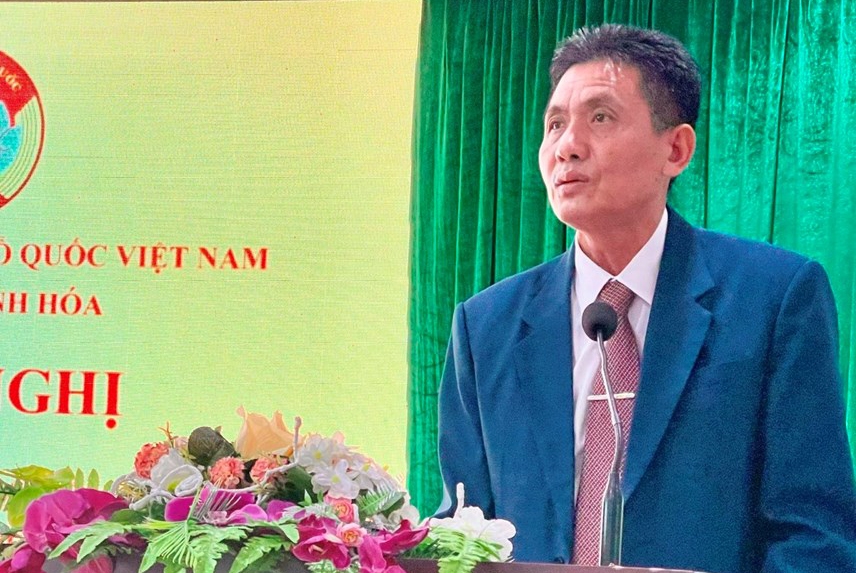Ông Vông Phết Kiên Sinh Hắc, Ủy viên Ban Thường vụ, Chủ tịch Ủy ban Mặt trận Lào xây dựng đất nước tỉnh Hủa Phăn phát biểu tại Hội nghị