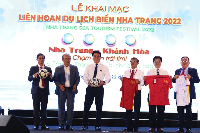 Lãnh đạo UBND tỉnh Khánh Hòa chụp hình lưu niệm cùng ông Park Hang-seo - Huấn luyện viên trưởng Đội tuyển bóng đá quốc gia - khách mời đặc biệt của Liên hoan Du lịch Biển Nha Trang hè 2022. 