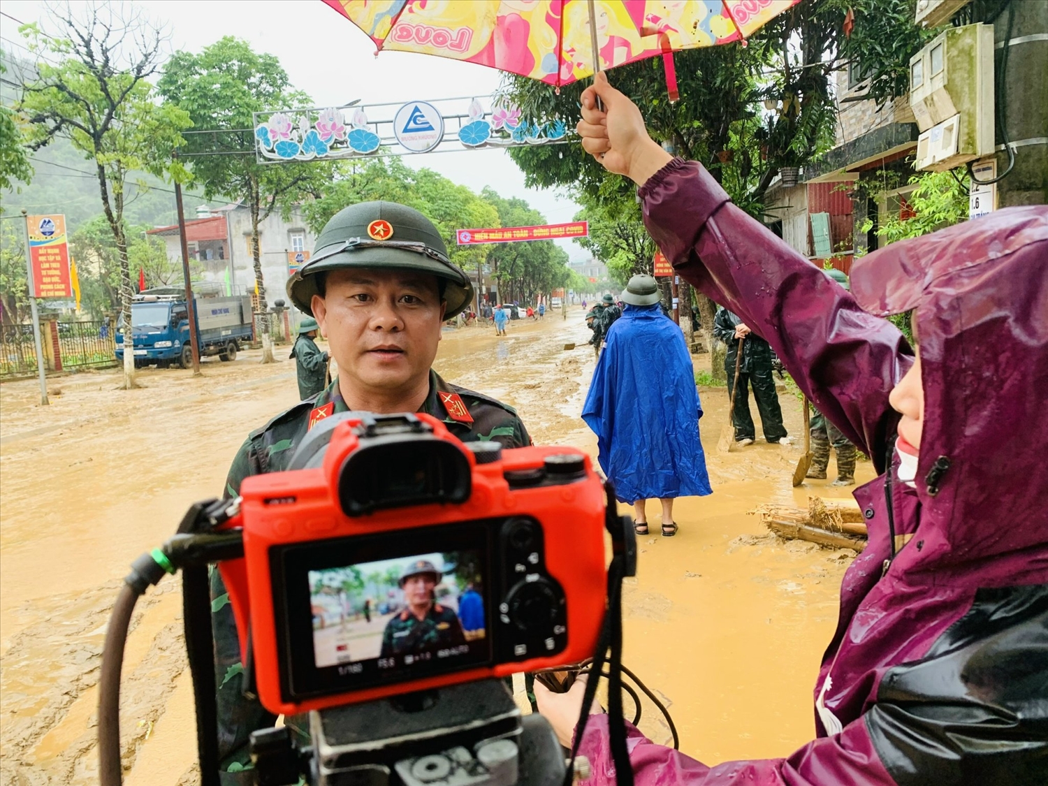 Lực lượng BCH Quân sự huyện Mường Khương, tỉnh Lào Cai cũng kịp thời có mặt từ rất sớm để xúc bùn đất, khơi thông dòng chảy