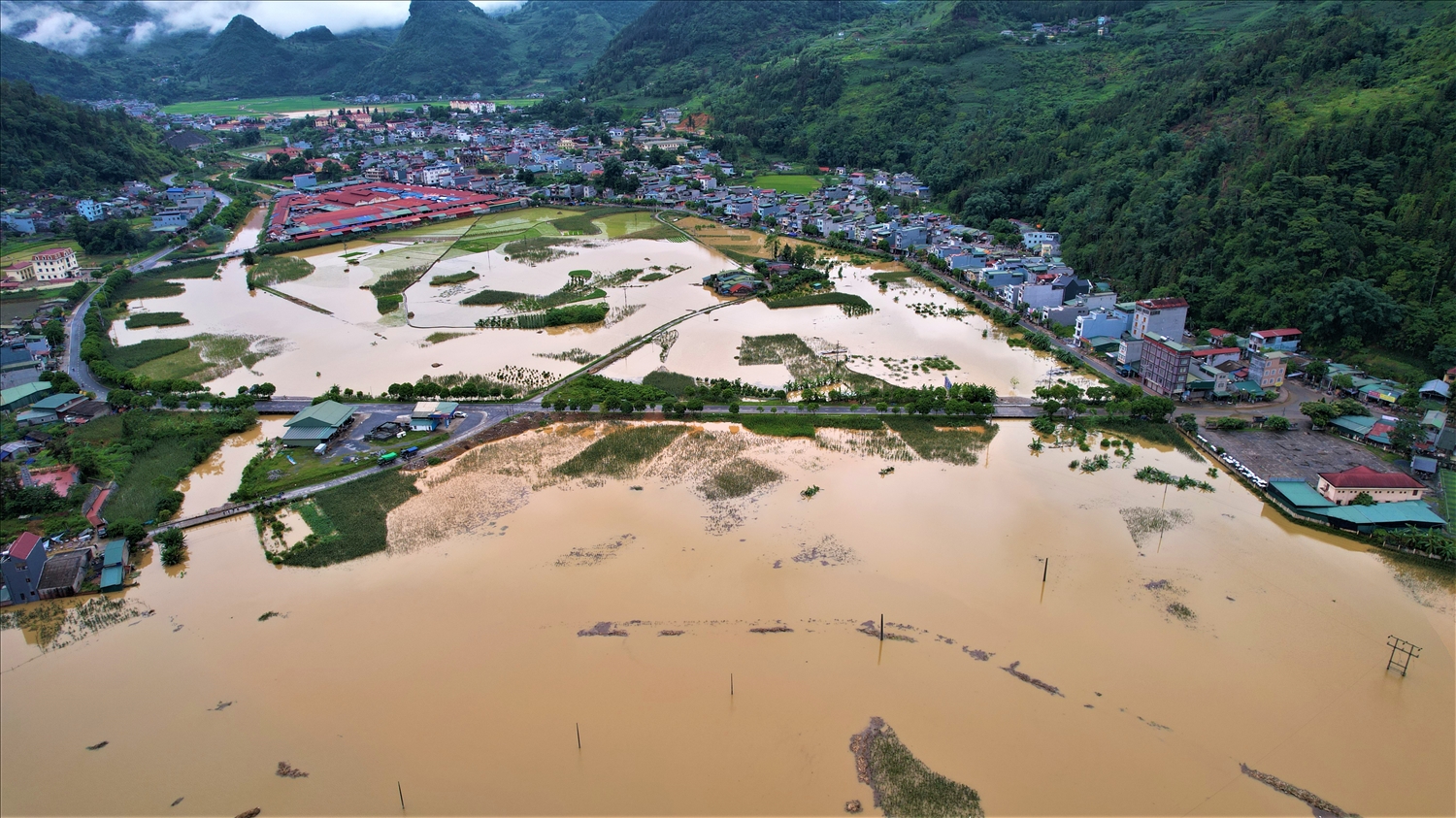 Mưa lũ đêm 13/6/2022 làm cho toàn bộ thị trấn Mường Khương, huyện Mường Khương, tỉnh Lào Cai bị ngập trong bùn nước