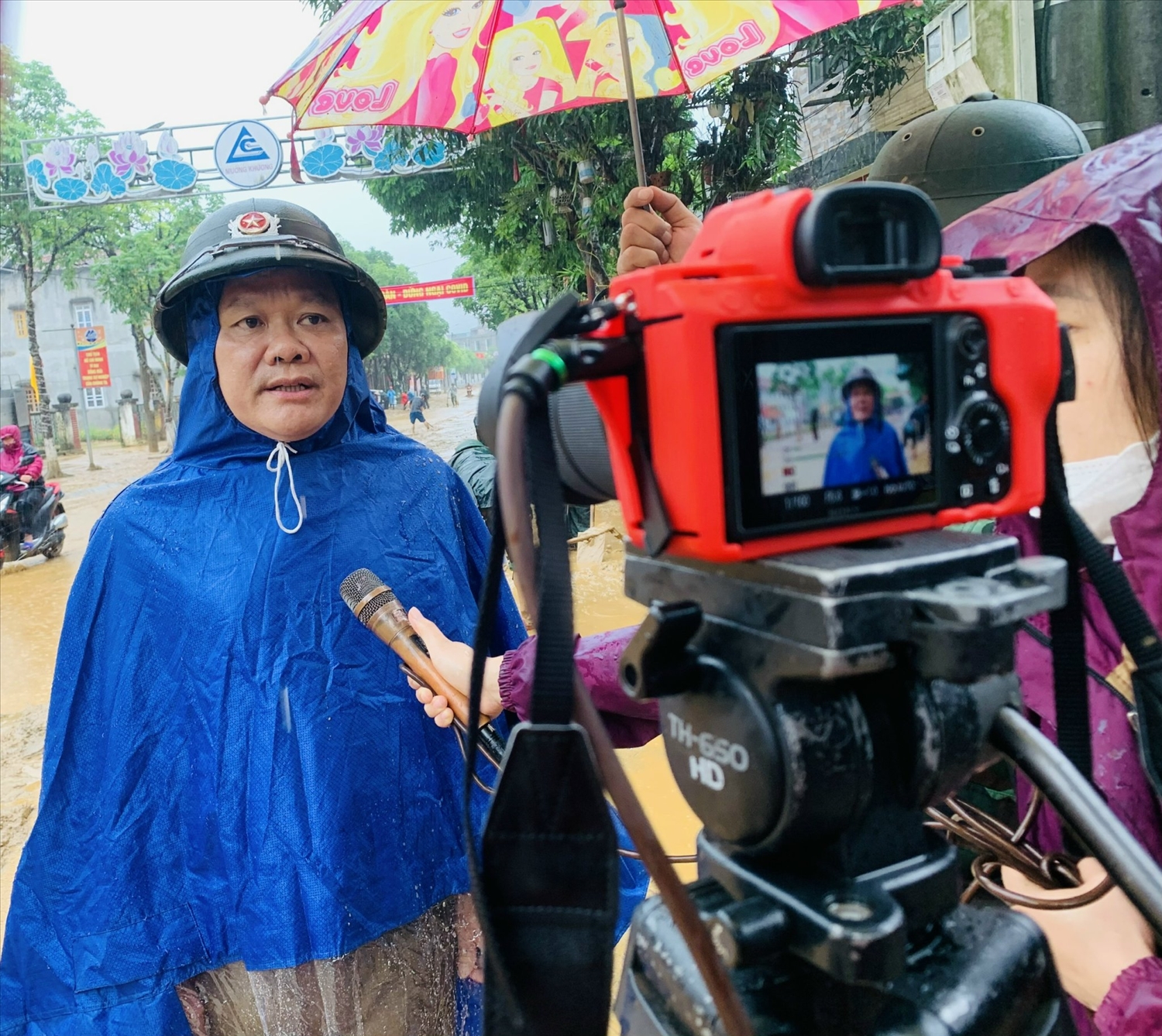 Ông Phạm Đăng Năm, Bí thư Đảng ủy thị trấn Mường Khương, huyện Mường Khương chỉ đạo các lực lượng khắc phục hậu quả mưa lũ trên địa bàn thị trấn