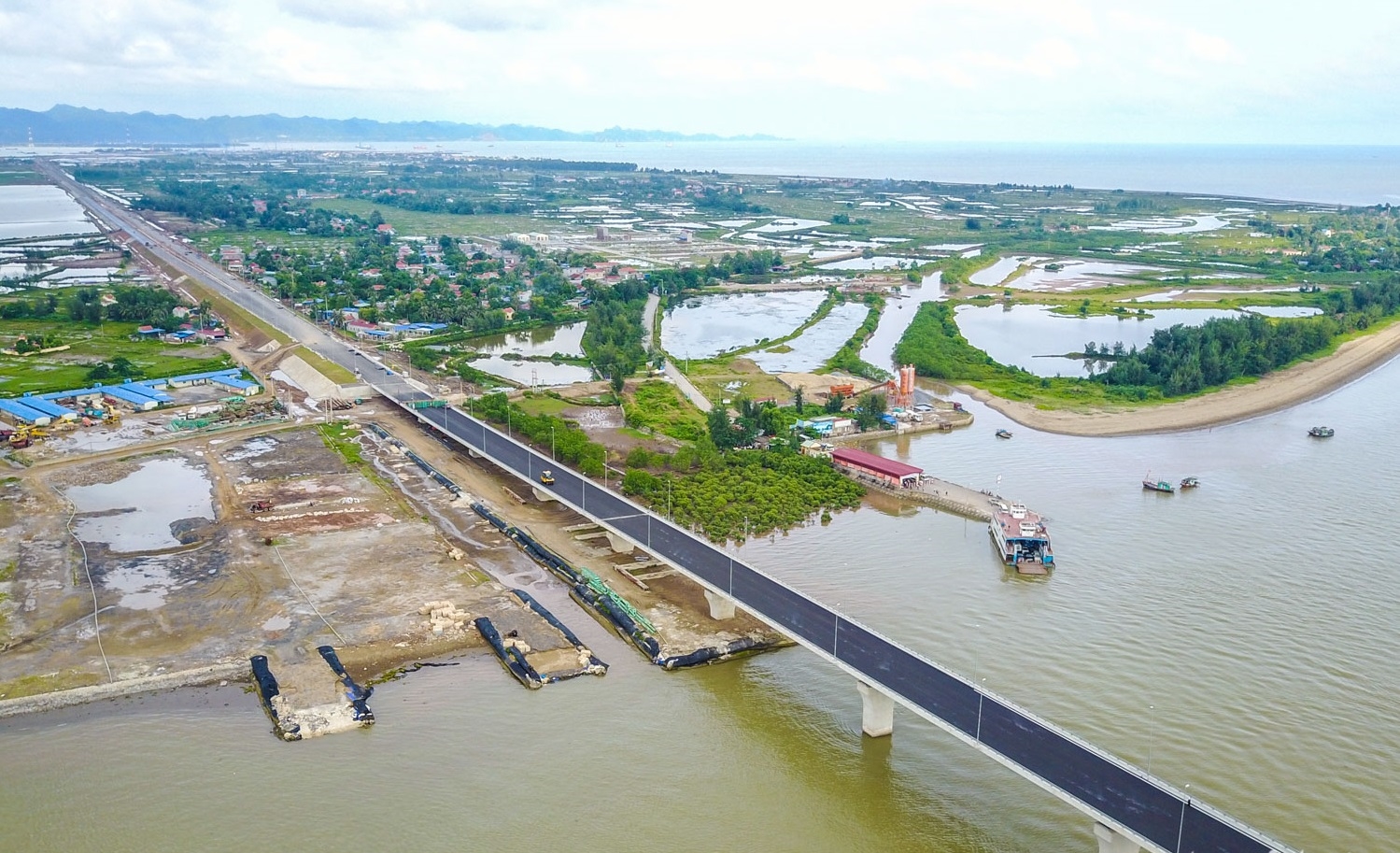 Cầu Tân Vũ - Lạch Huyện là cây cầu vượt iển dài nhất Việt Nam tính đến nay (dài 5,4km), phá thế “ba không” cho huyện Cát Hải.