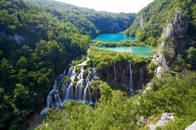 Một con thác khác trong Vườn quốc gia Plitvice Lakes