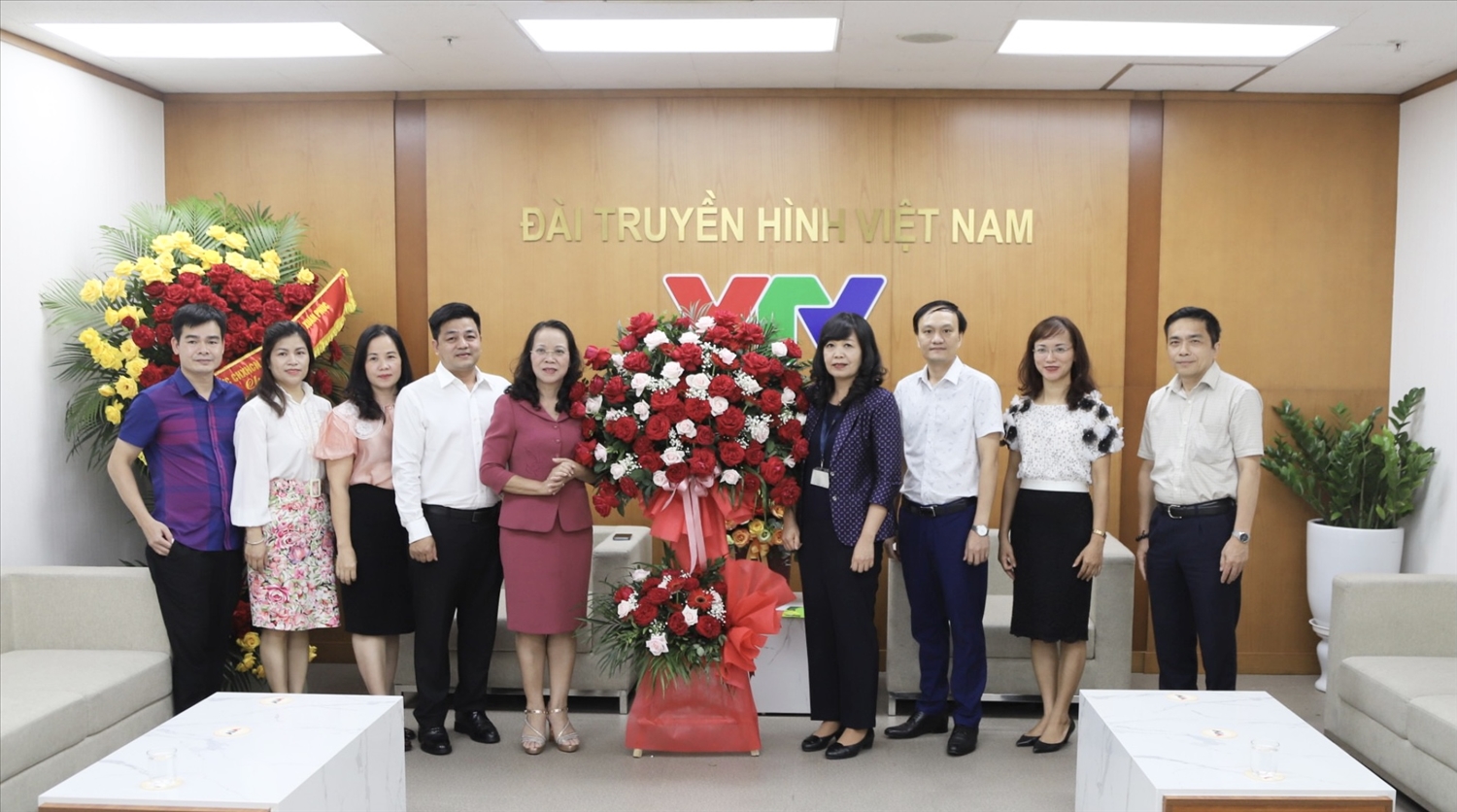Thứ trưởng, Phó Chủ nhiệm Ủy ban Dân tộc Hoàng Thị Hạnh tặng hoa chúc mừng Đài Truyền hình Việt Nam 